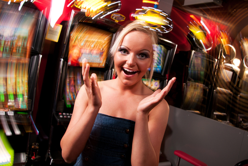 jeune femme ravie de ses gains dans un casino